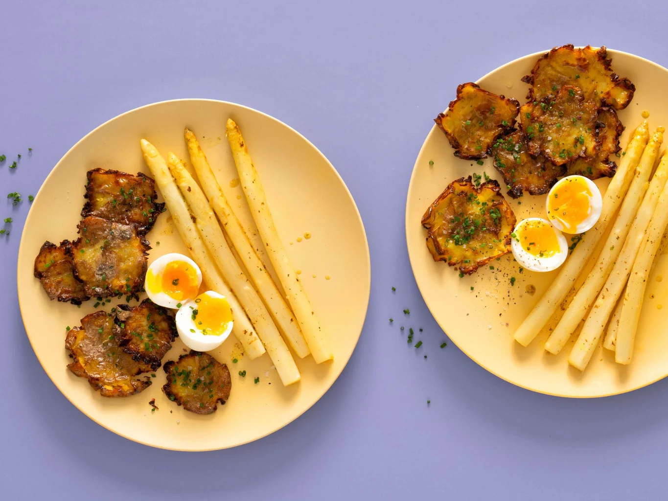Asperges avec smashed potatoes et œuf