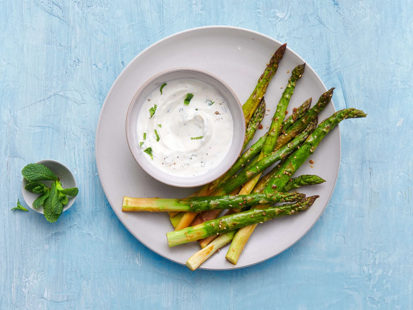 Sesamspargeln mit Ricotta-Dip