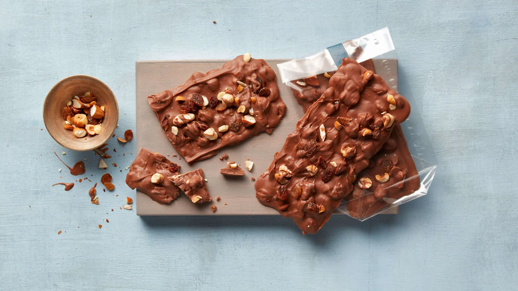 Bruchschokolade mit Nüssen und Sultaninen