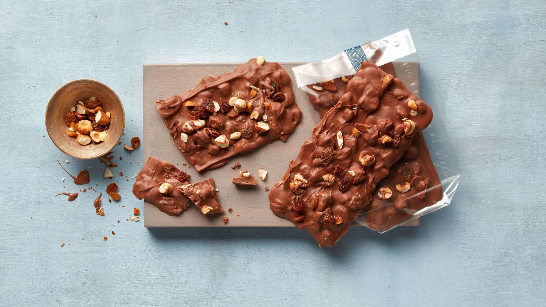 Chocolat à casser avec noix et raisins sultanines