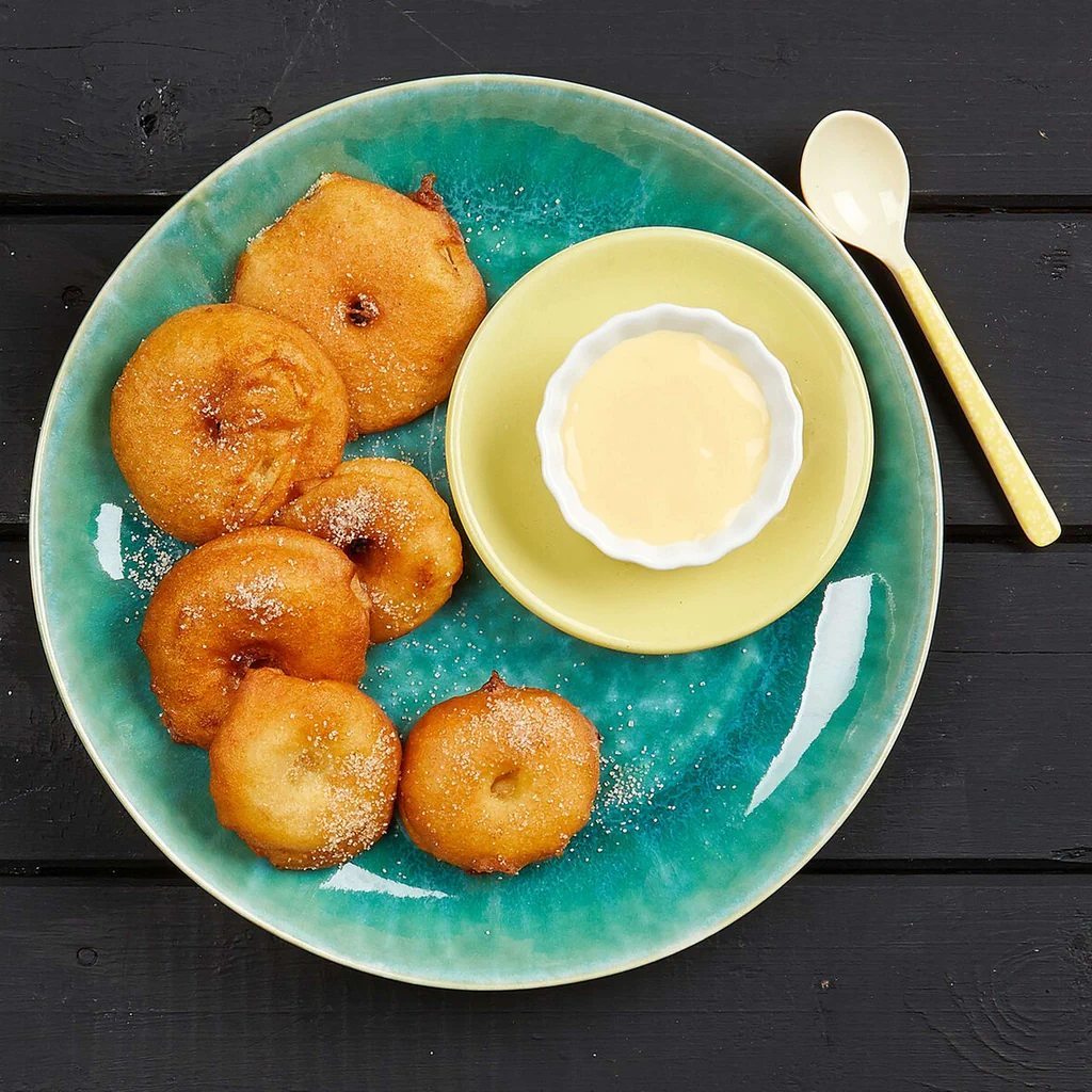 Beignets aux pommes avec sucre à la cannelle