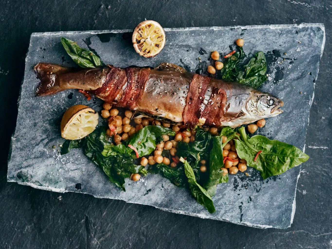Speck-Saibling mit caramelisierten Spinat-Kichererbsen