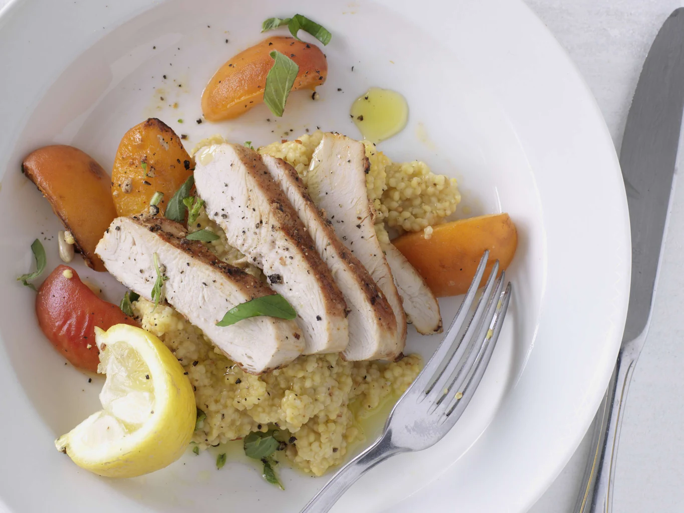 Poulet sur millet avec abricots cuits