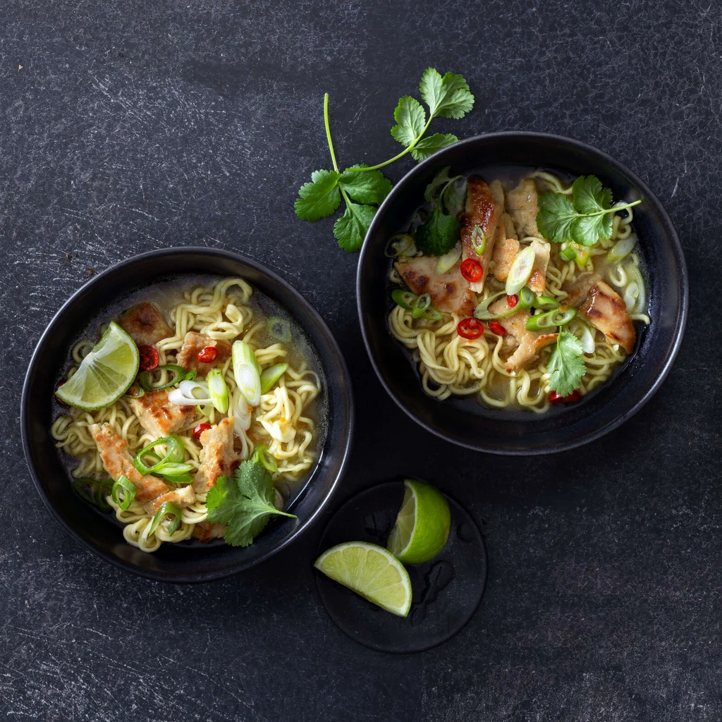 Zuppa di noodles vegana con cipollotti