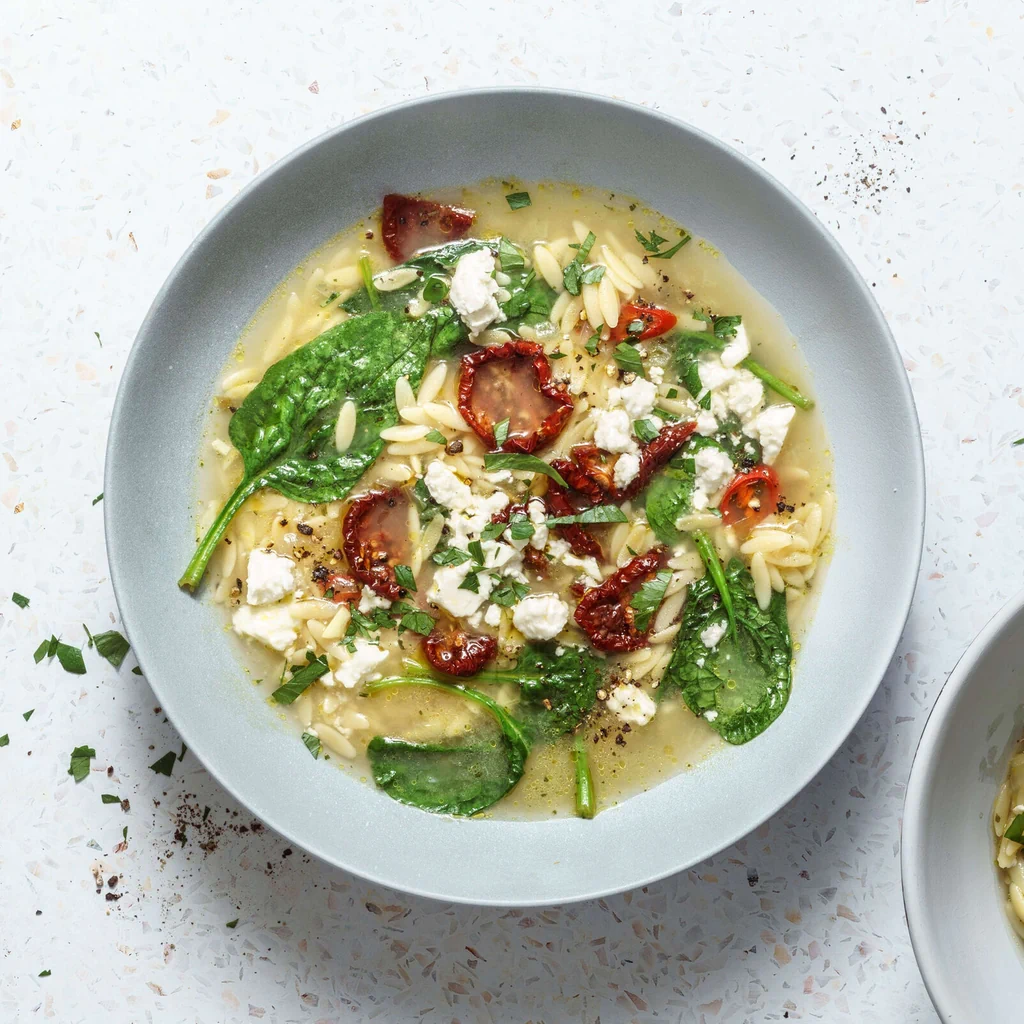Minestra con pasta, spinaci e feta