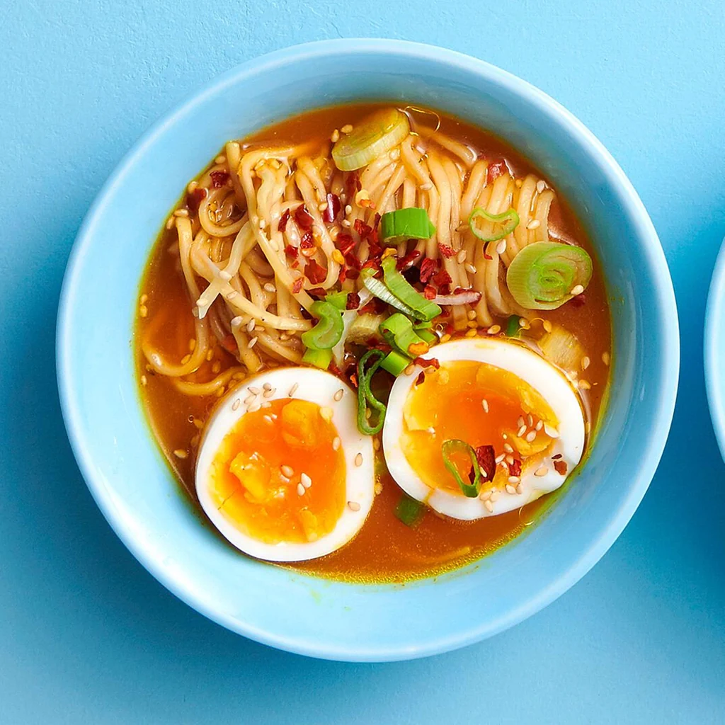 Wachsweiche Eier mit Karotten-Ramen