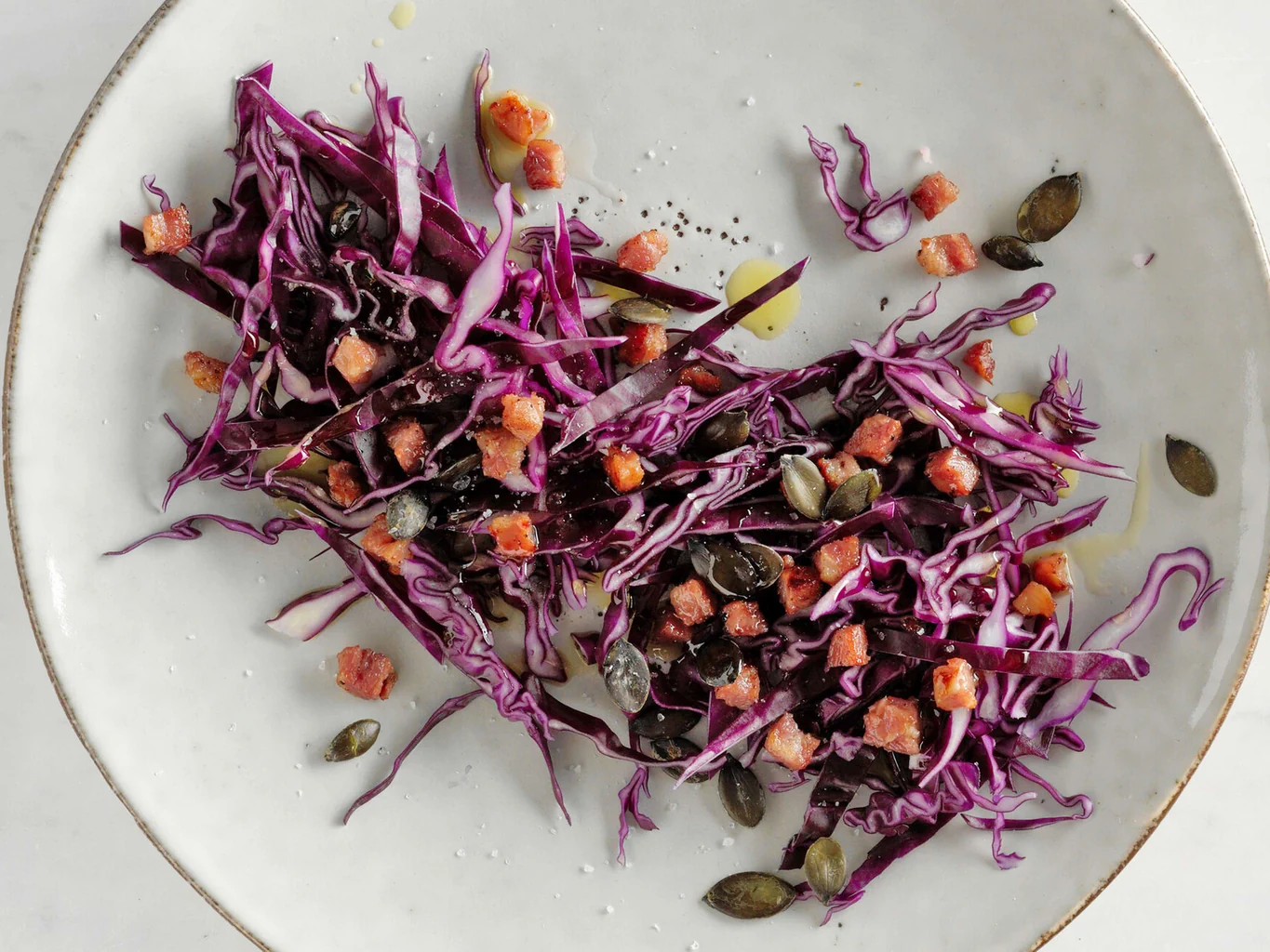 Roter Kabissalat mit Speckwürfeln