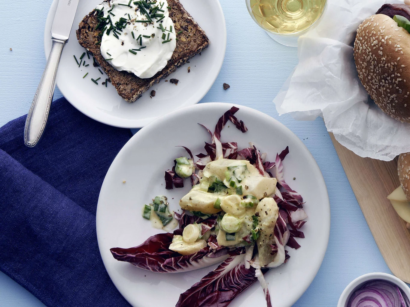 Schwarzwurzelsalat mit Frischkäse-Brötchen