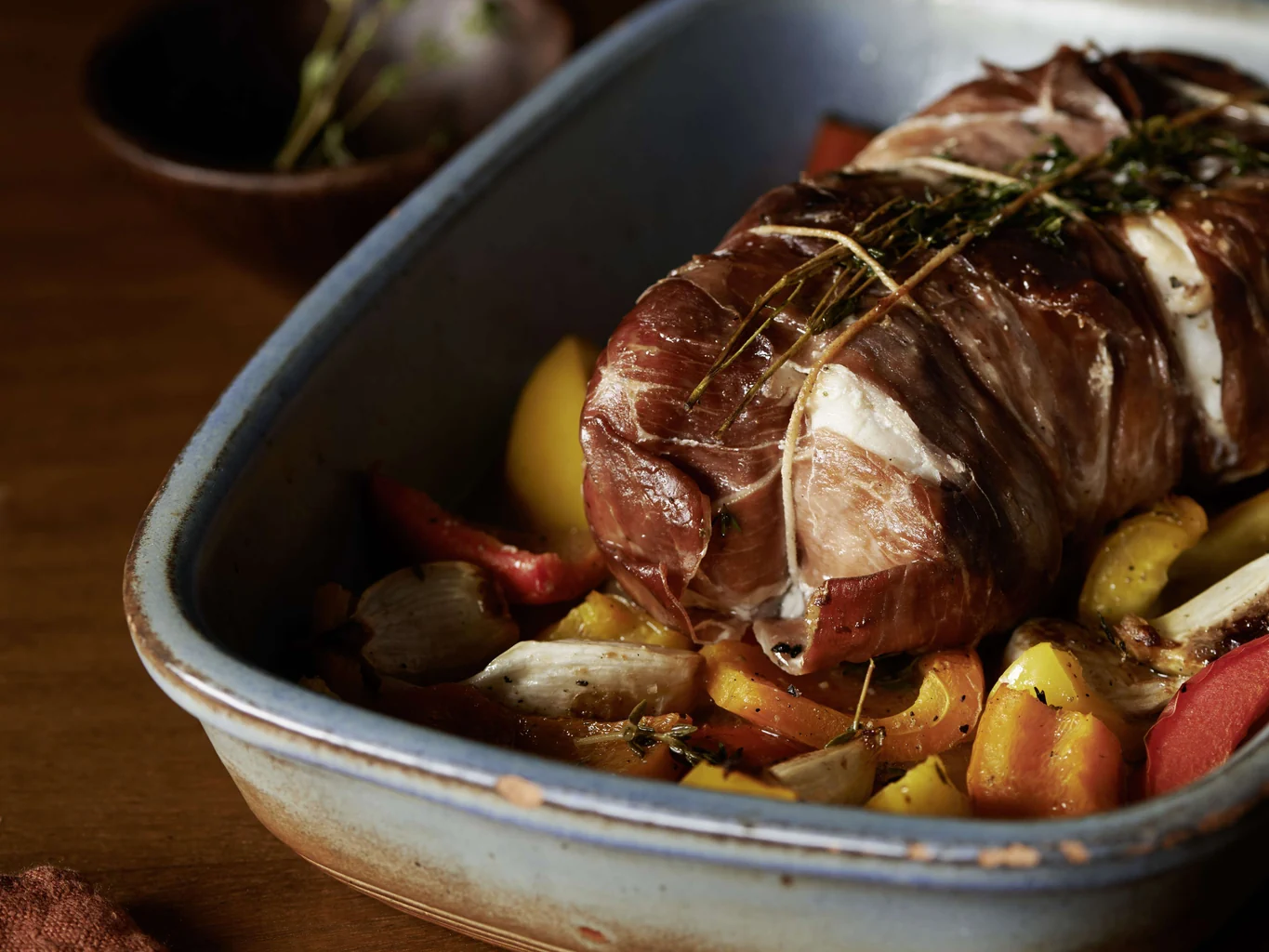 Rôti de lotte avec jamón serrano sur lit de poivrons