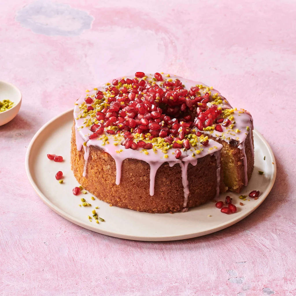 Torta allo zafferano affogata con melagrana
