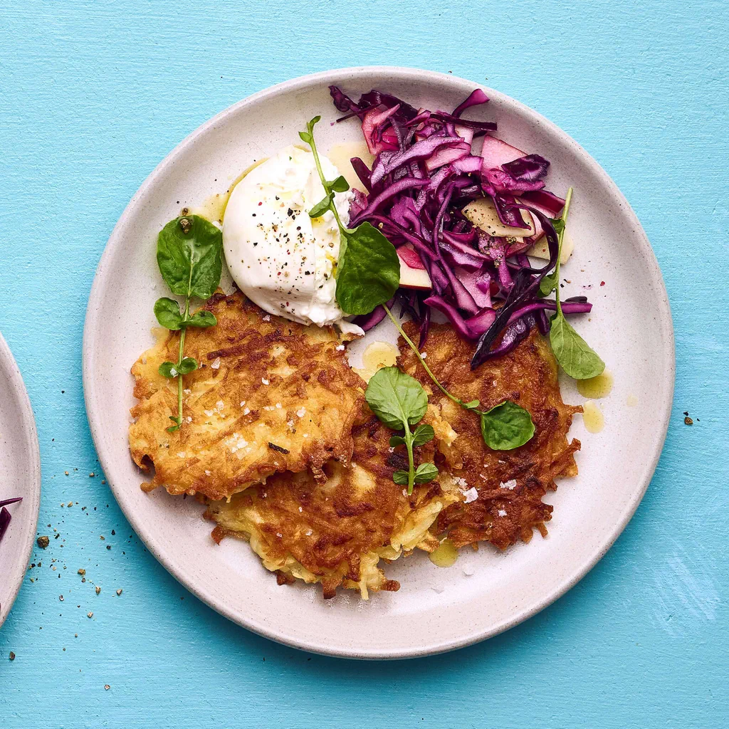 Medaglioni di rösti con cavolo rosso e burrata