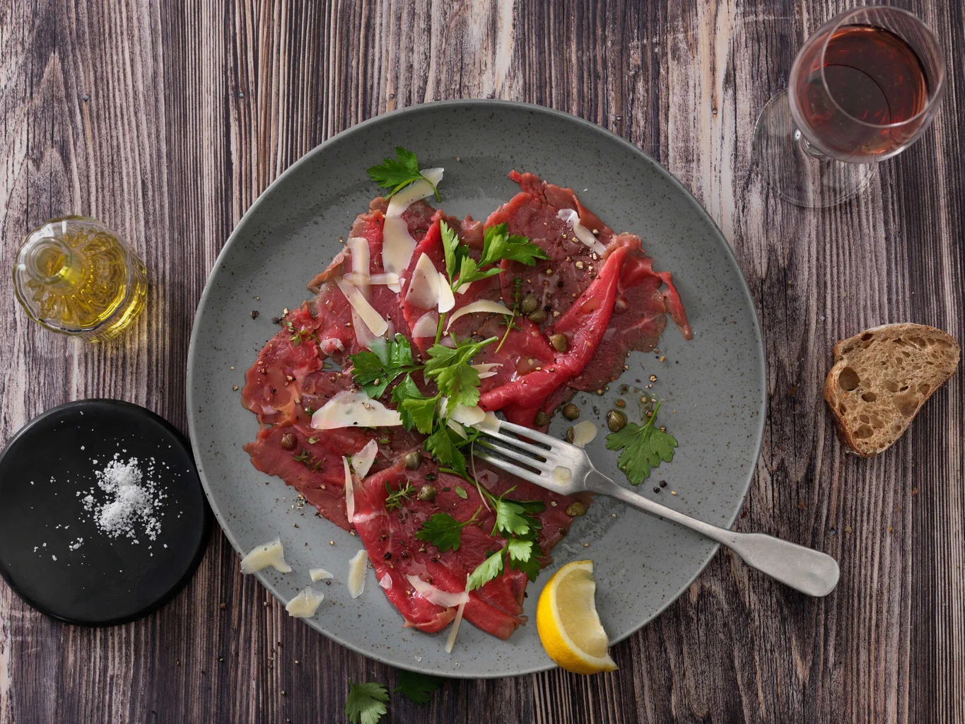 Rindscarpaccio mit Petersilie