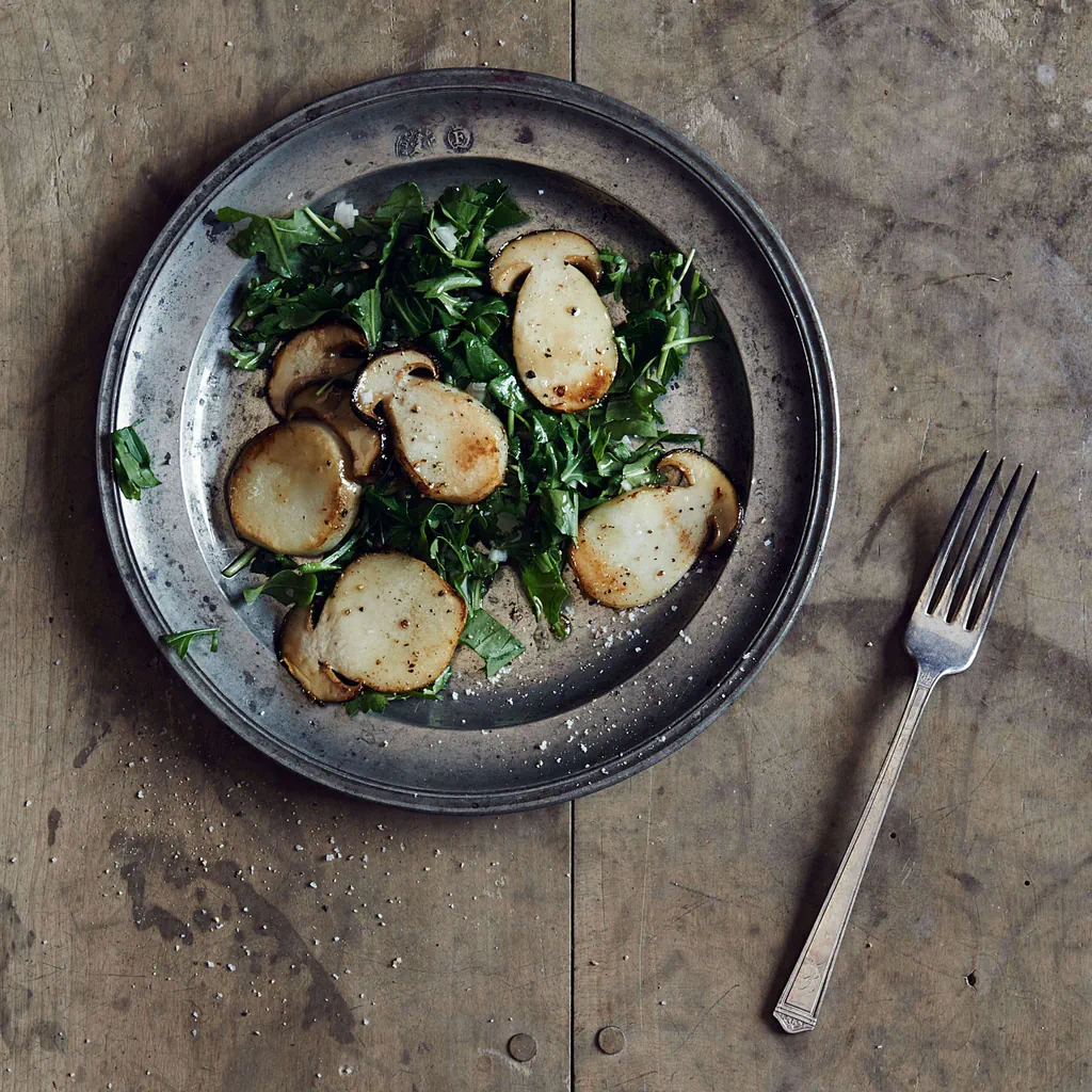 Porcini saltati su letto di rucola