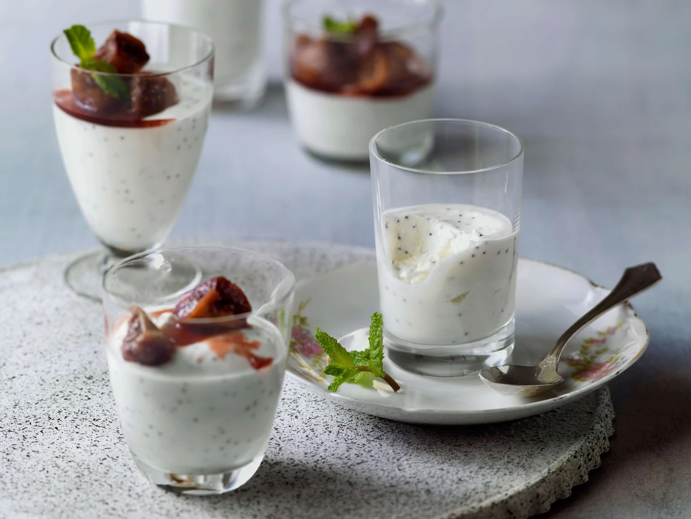 Laktosefreies Mohn-Quark-Mousse mit Portweinfeigen