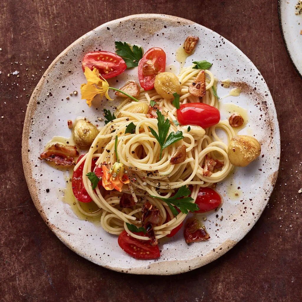 Spaghetti avec marrons, tomates et lard