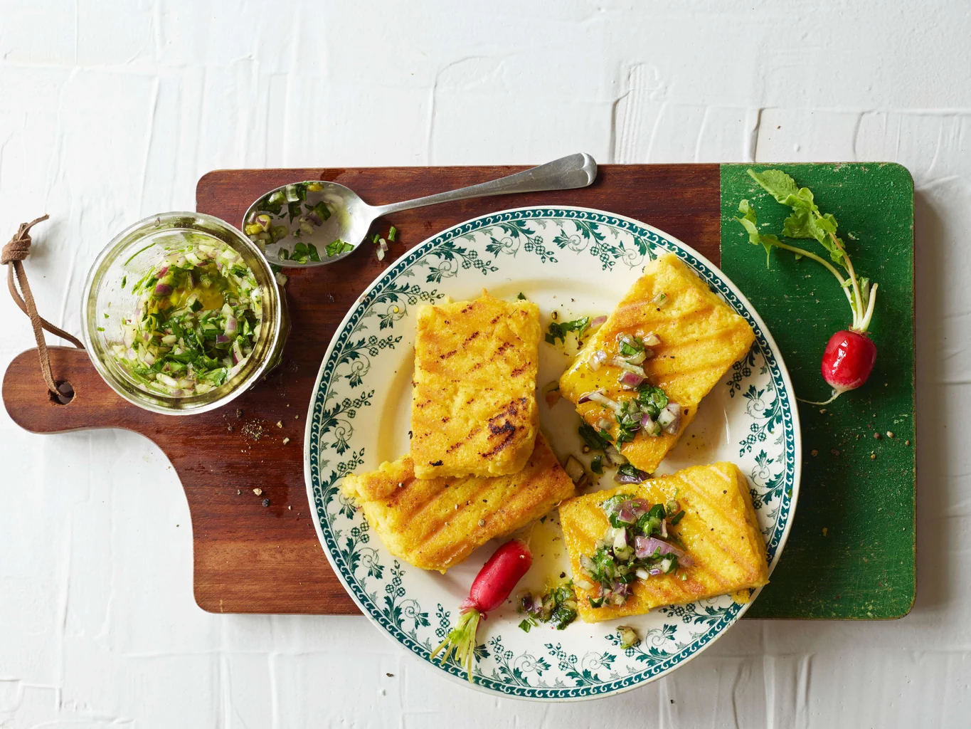 Grillierte Polentaschnitten mit Kräuter-Salsa
