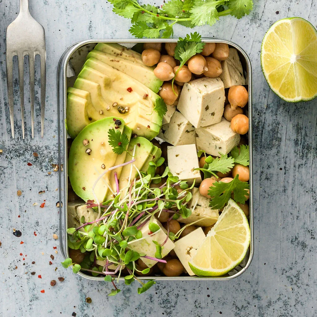 Avocado-Kichererbsen-Salat mit Tofu