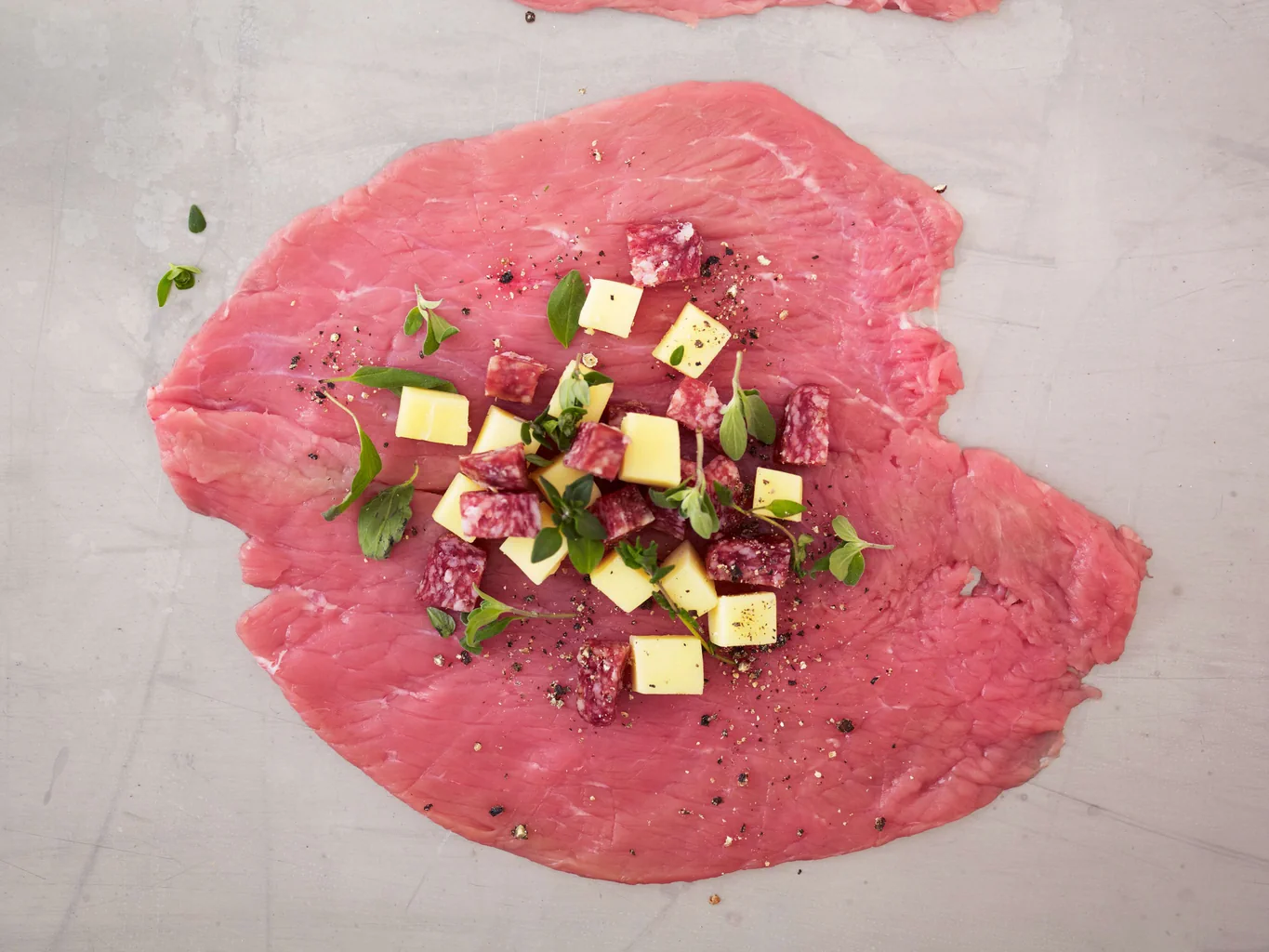 Cordon bleu con salsiz, formaggio ed erbe