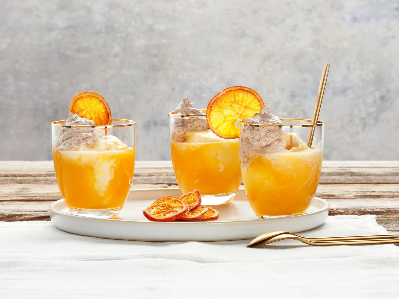 Glace, Schokoladenrahm und Orangenchips