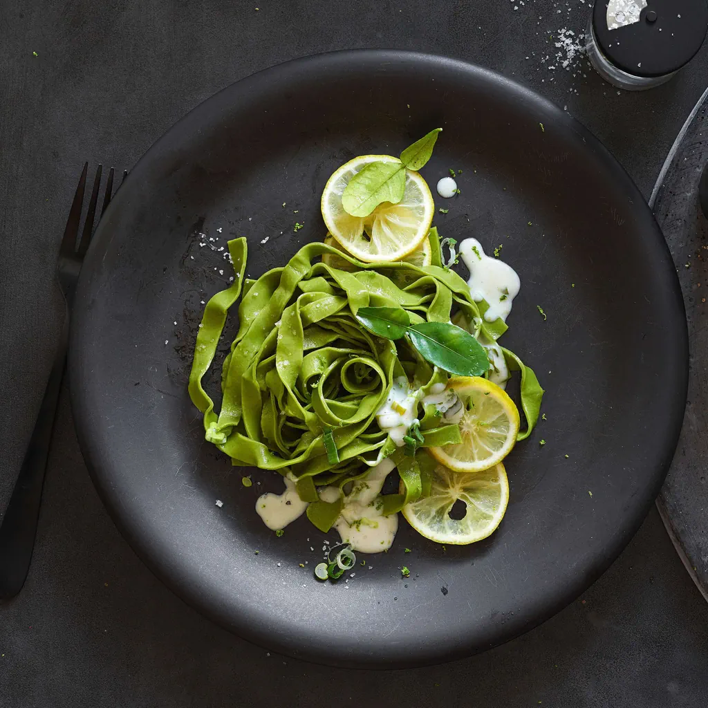 Nouilles au matcha avec sauce au citron vert