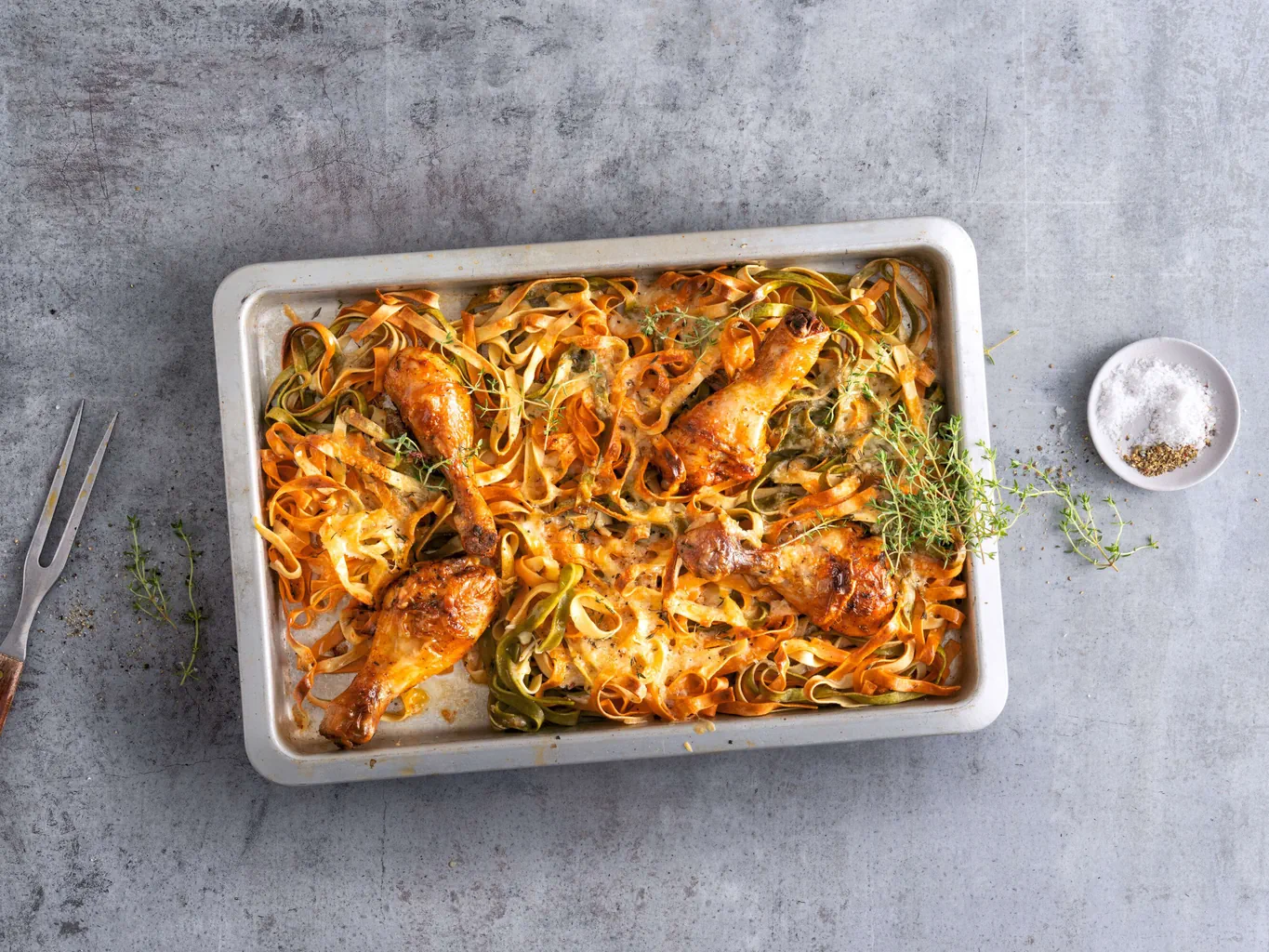 Teglia di pollo, pasta e formaggio al forno