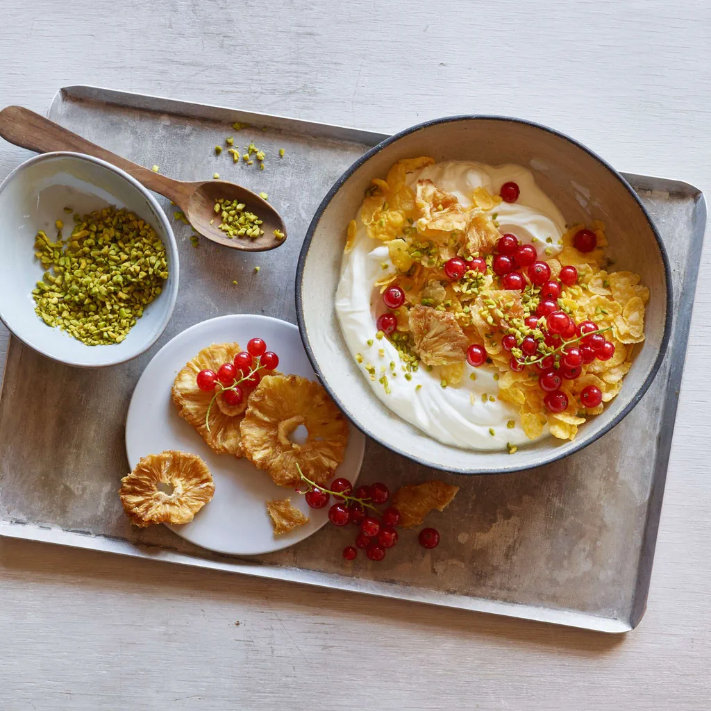 Quark mit Ananas und Johannisbeeren