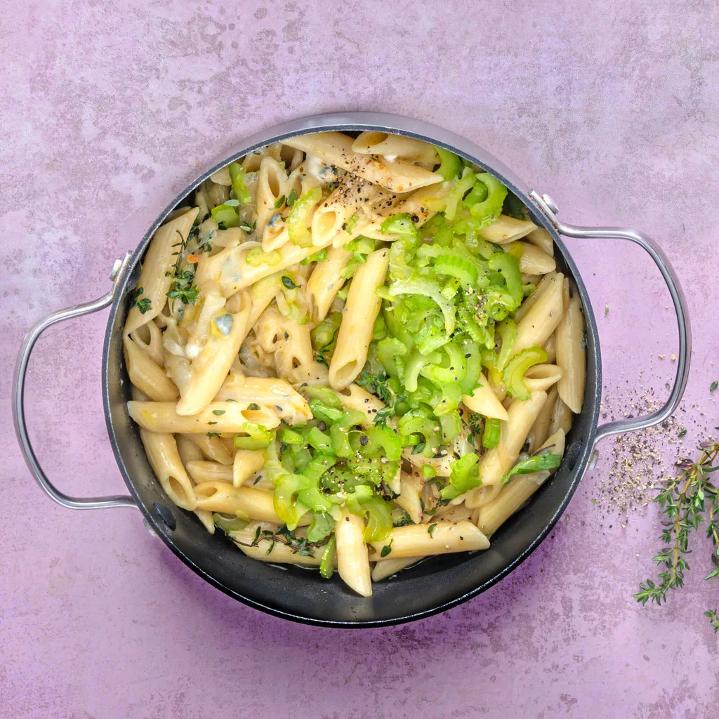 One pot pasta avec topping de céleri-branche
