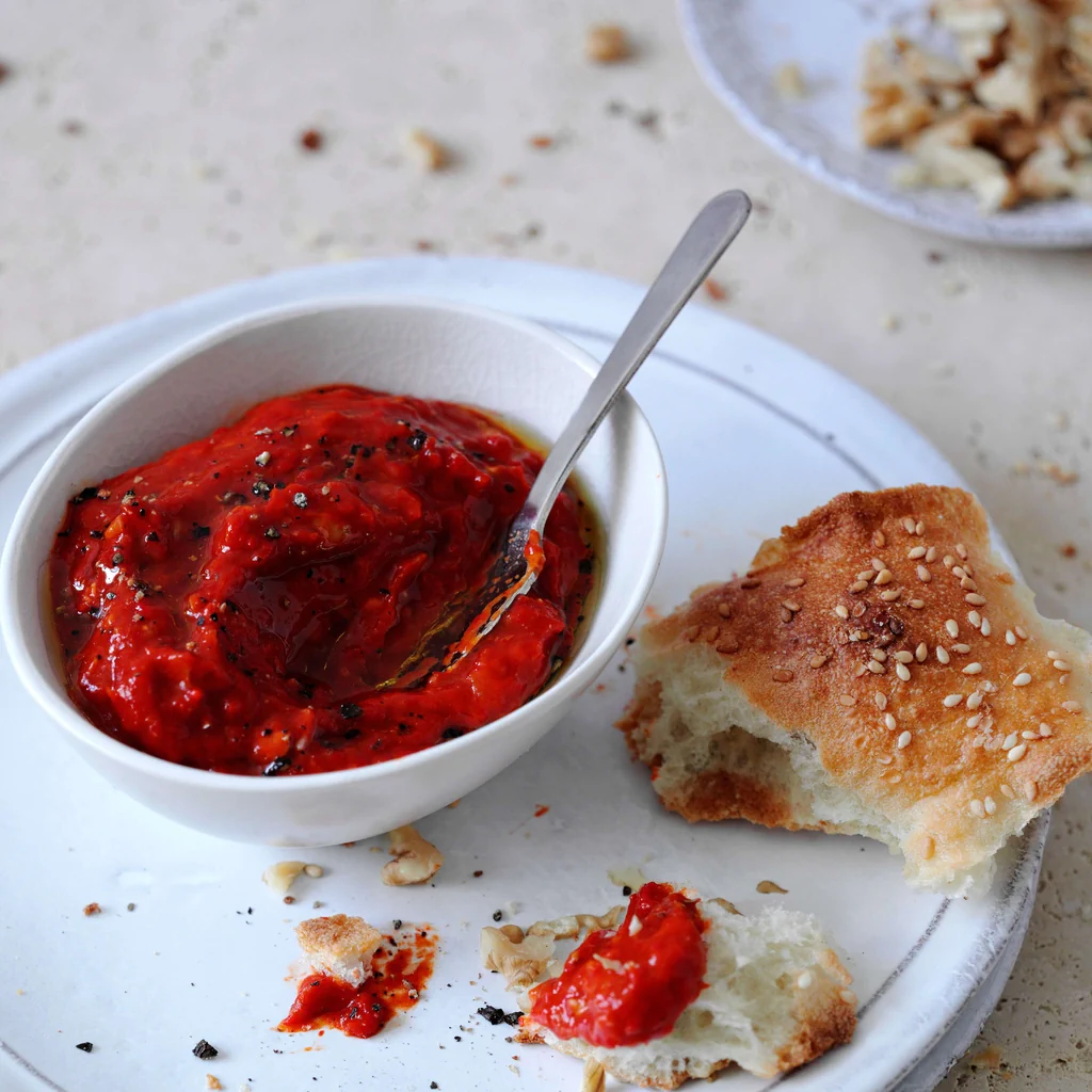 Purée de poivrons avec noix et grenade