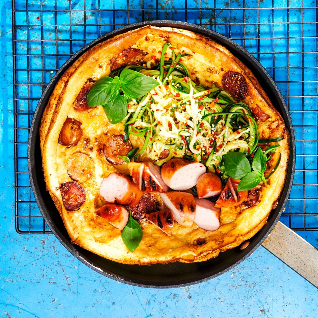 Omelette à la saucisse sur le gril