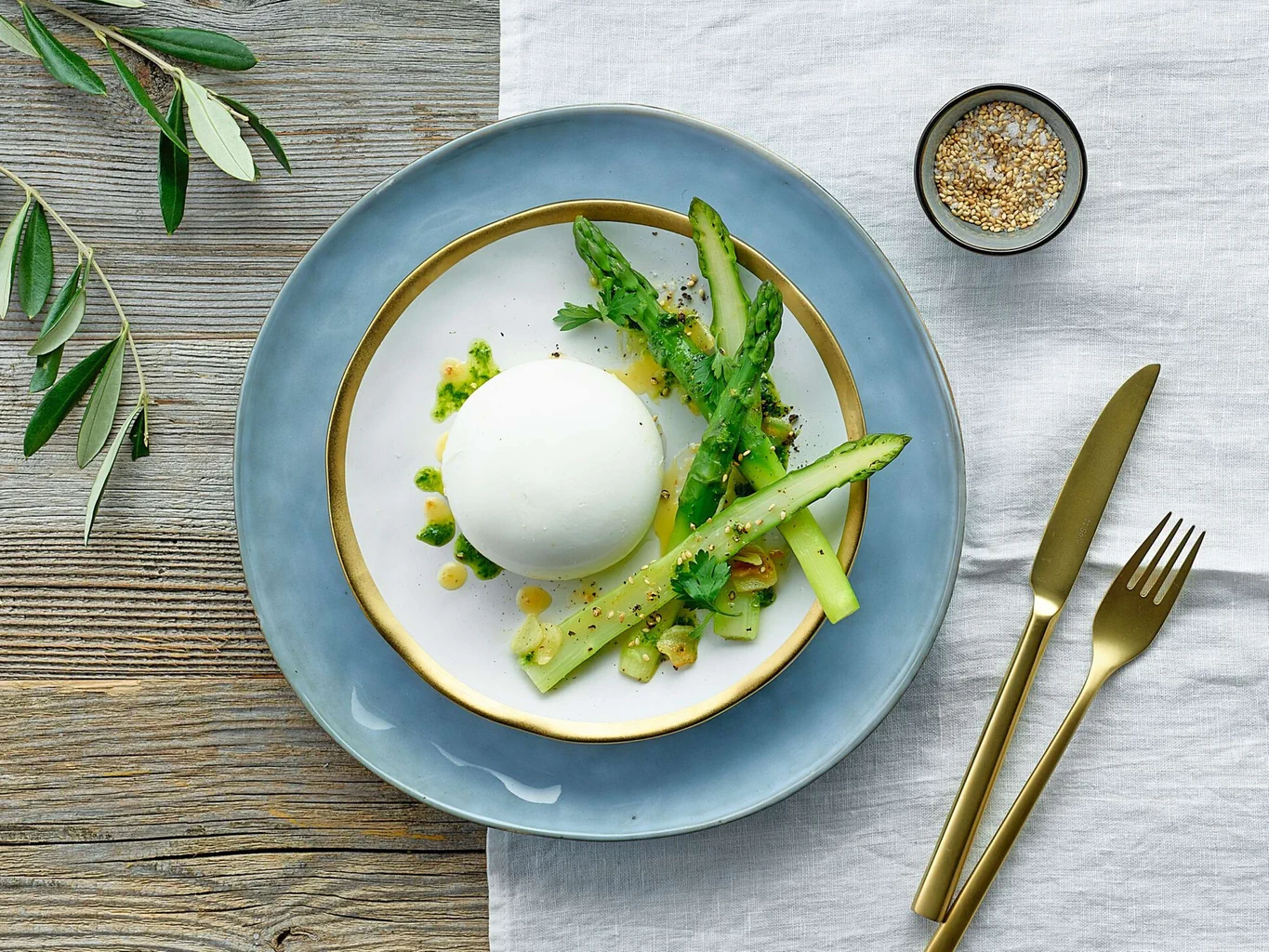 Burrata sur asperges avec huile aux herbes 