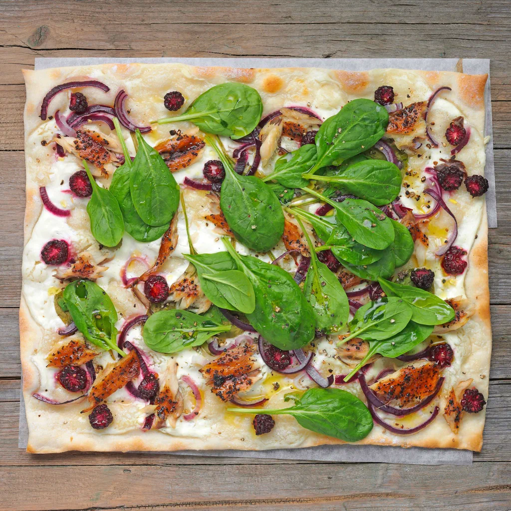 Flammkuchen mit Makrele und Brombeeren