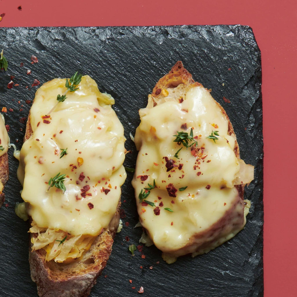 Croûtes au fromage à raclette avec choucroute