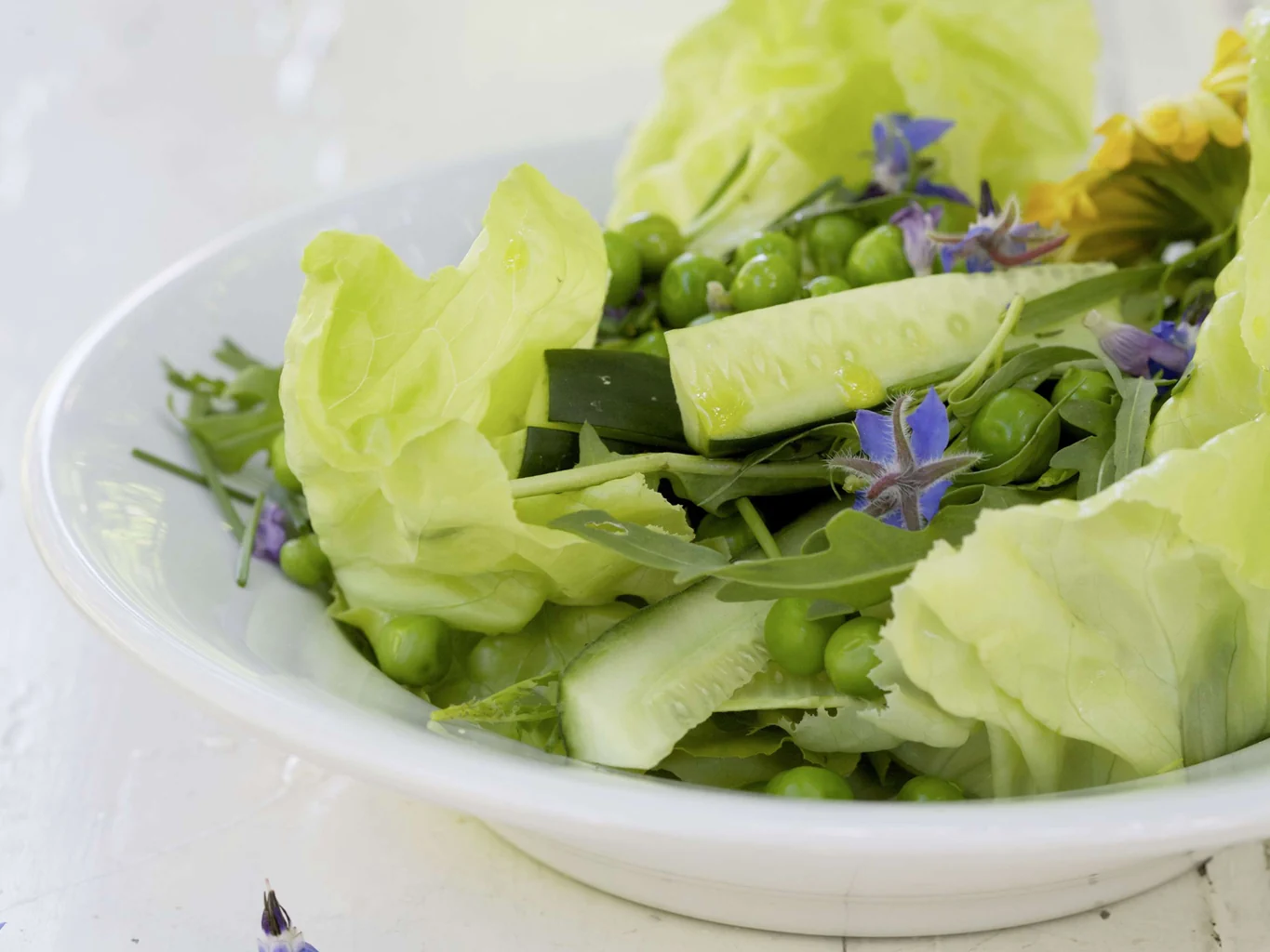 Kopfsalat mit frischen Erbsen