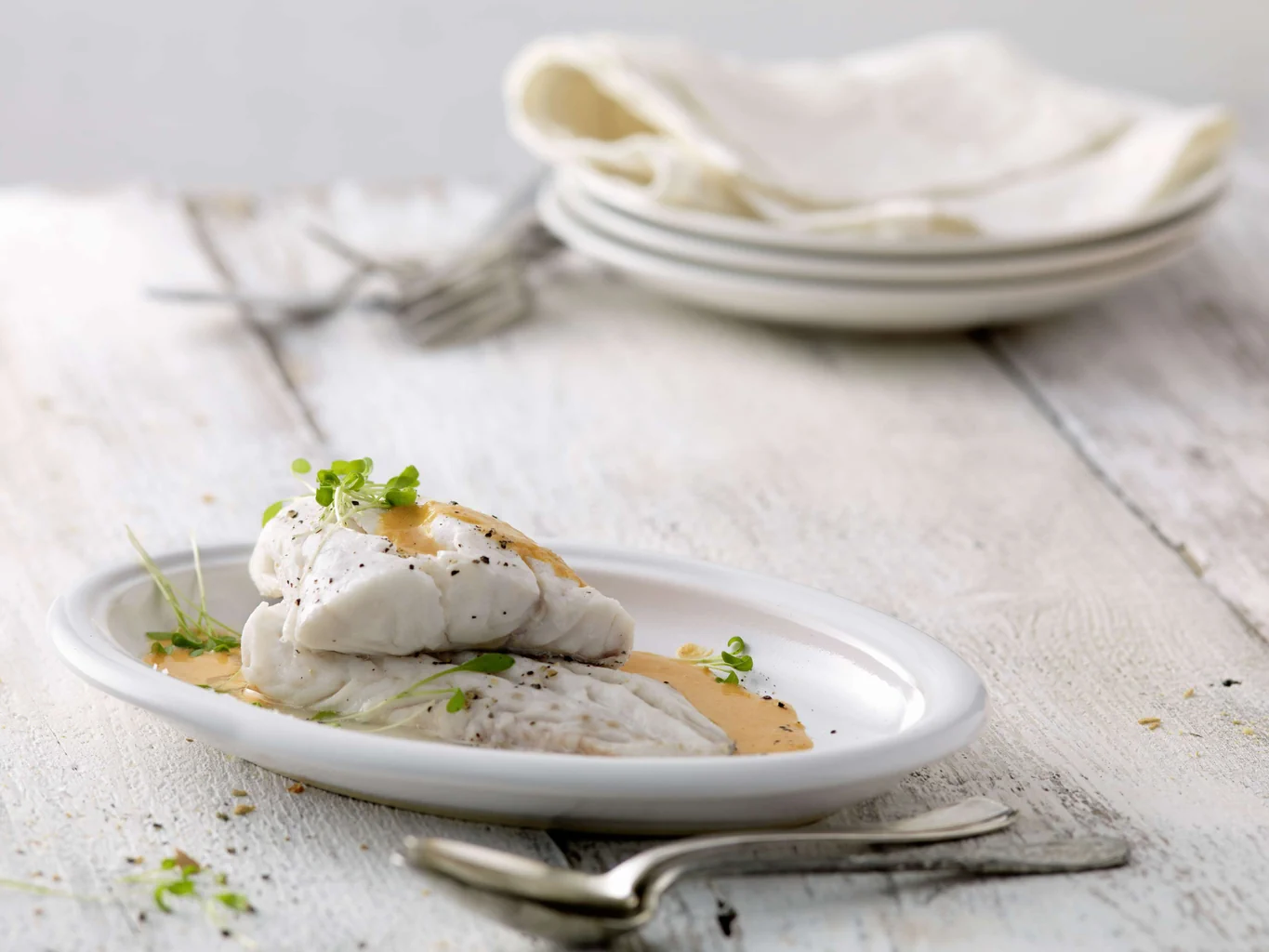 Filet de merlu avec sauce au paprika et cresson