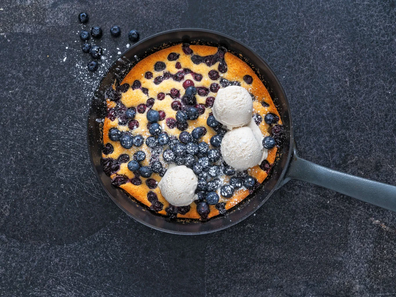 Cake aux myrtilles végan cuit sur le gril avec glace