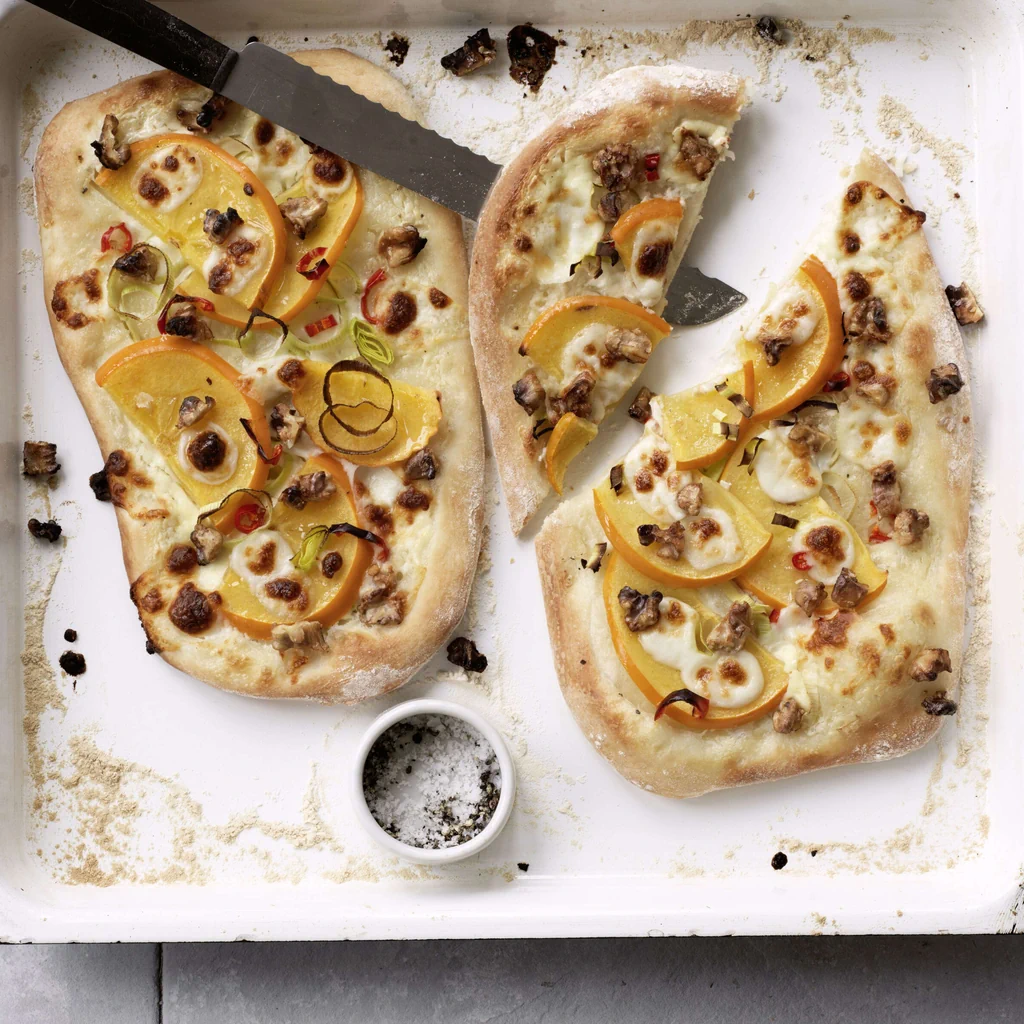 Pizza bianca mit Kaki und Ziegenkäse