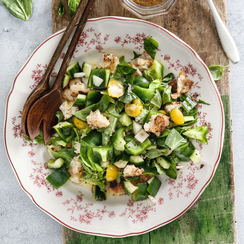 Panzanella avec concombre et poivron