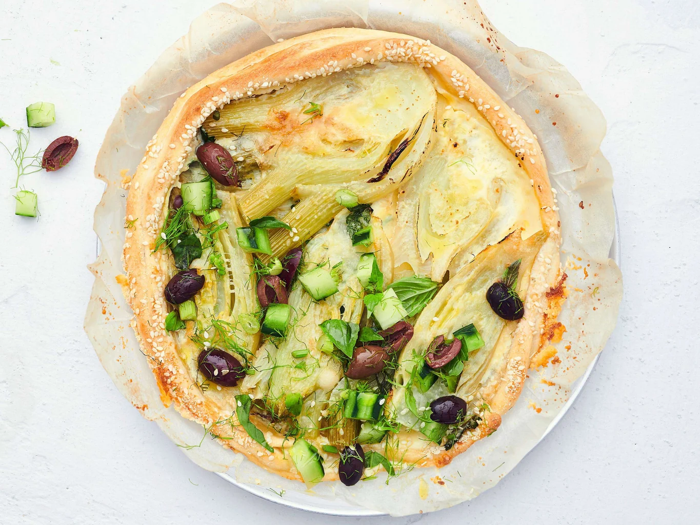 Fenchel-Tarte mit Gurken und Oliven