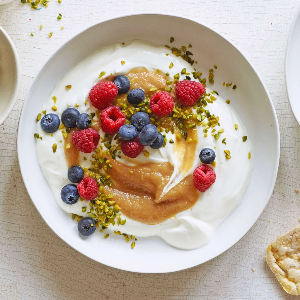 Apfel-Pfirsich-Quark mit Maiswaffel