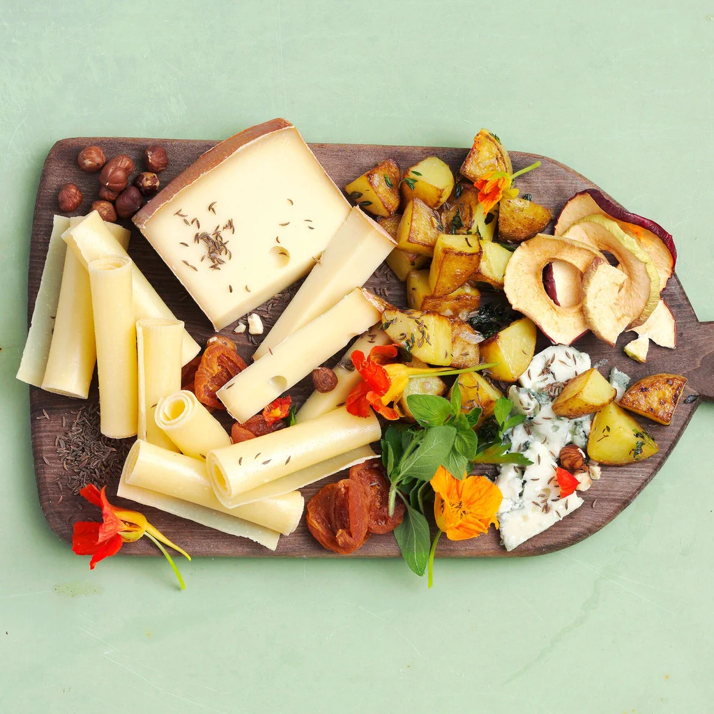 Plateau de fromages corsés avec pommes de terre rissolées