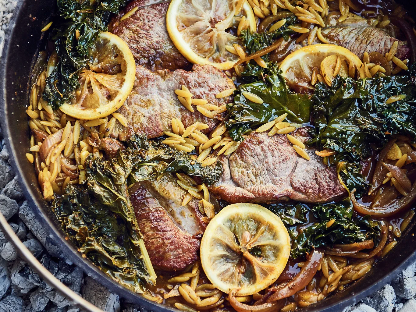 Agnello con pasta e cavolo riccio