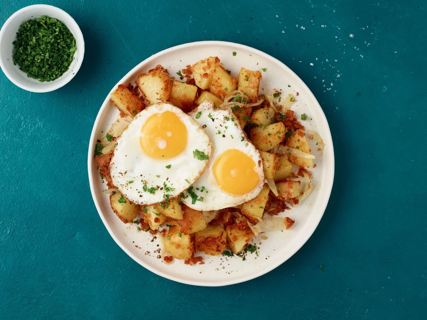 Pommes de terre sautées avec duo d’œuf au plat