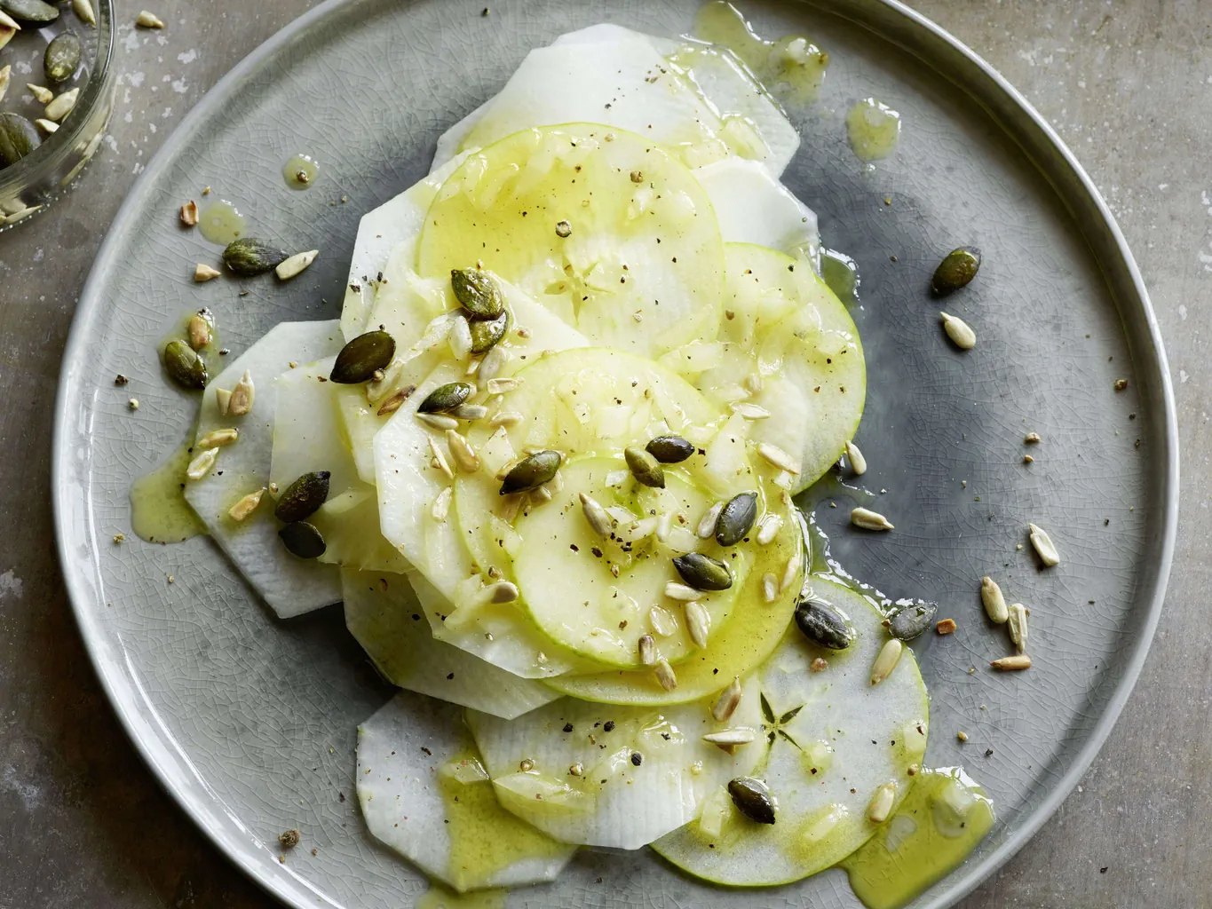 Kohlrabi-Carpaccio mit Kernen