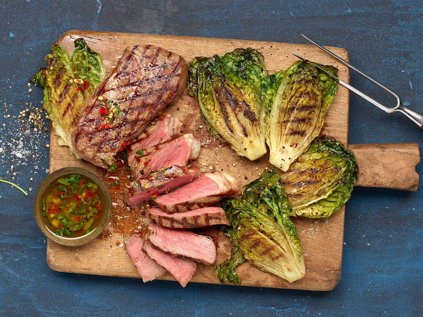 Entrecôte grillée avec laitue romaine