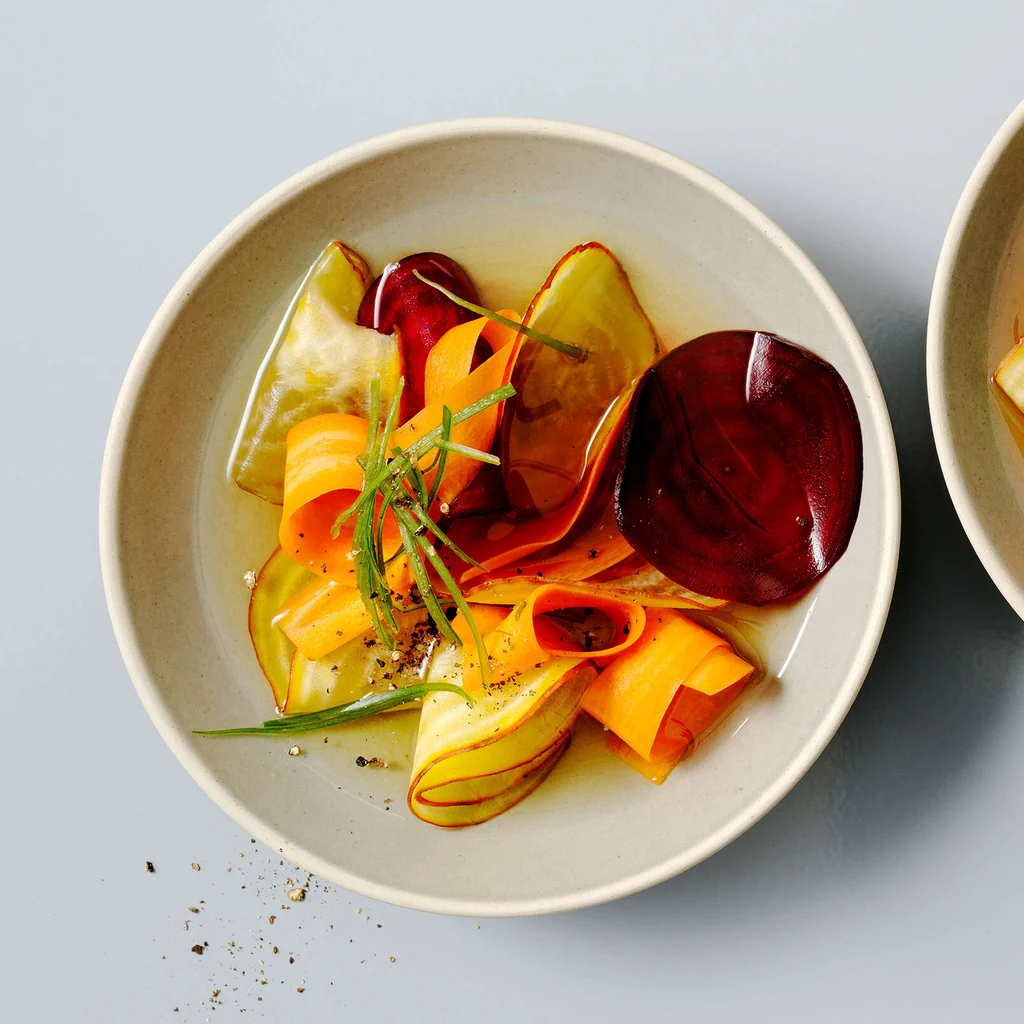 Gemüsebouillon mit Randen und Karotten
