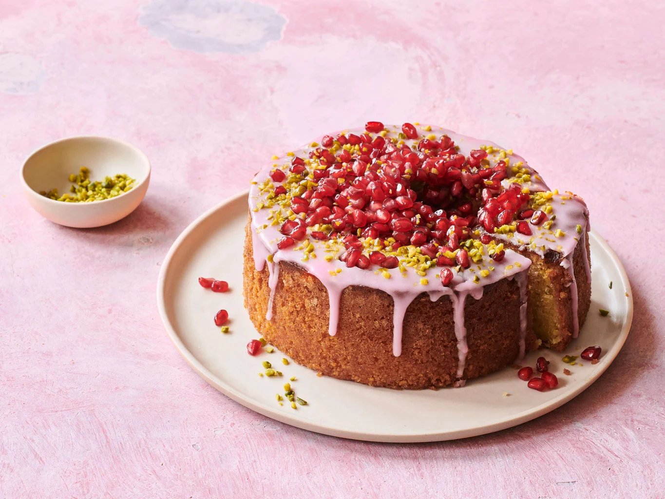 Getränkter Safrankuchen mit Granatapfel