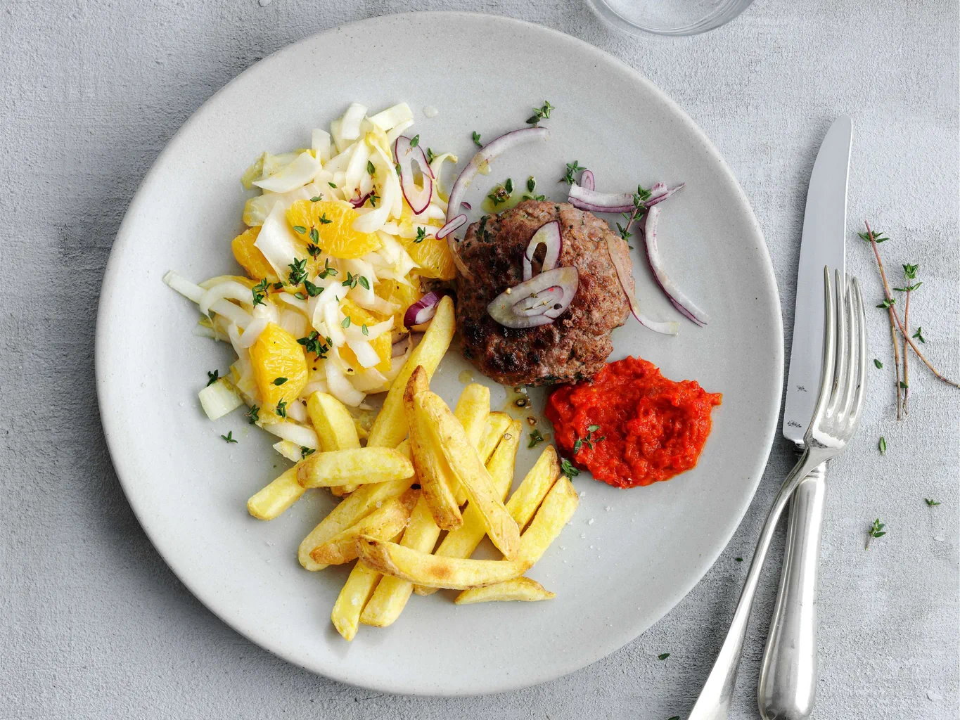 Polpette di carne con ajvar e insalata
