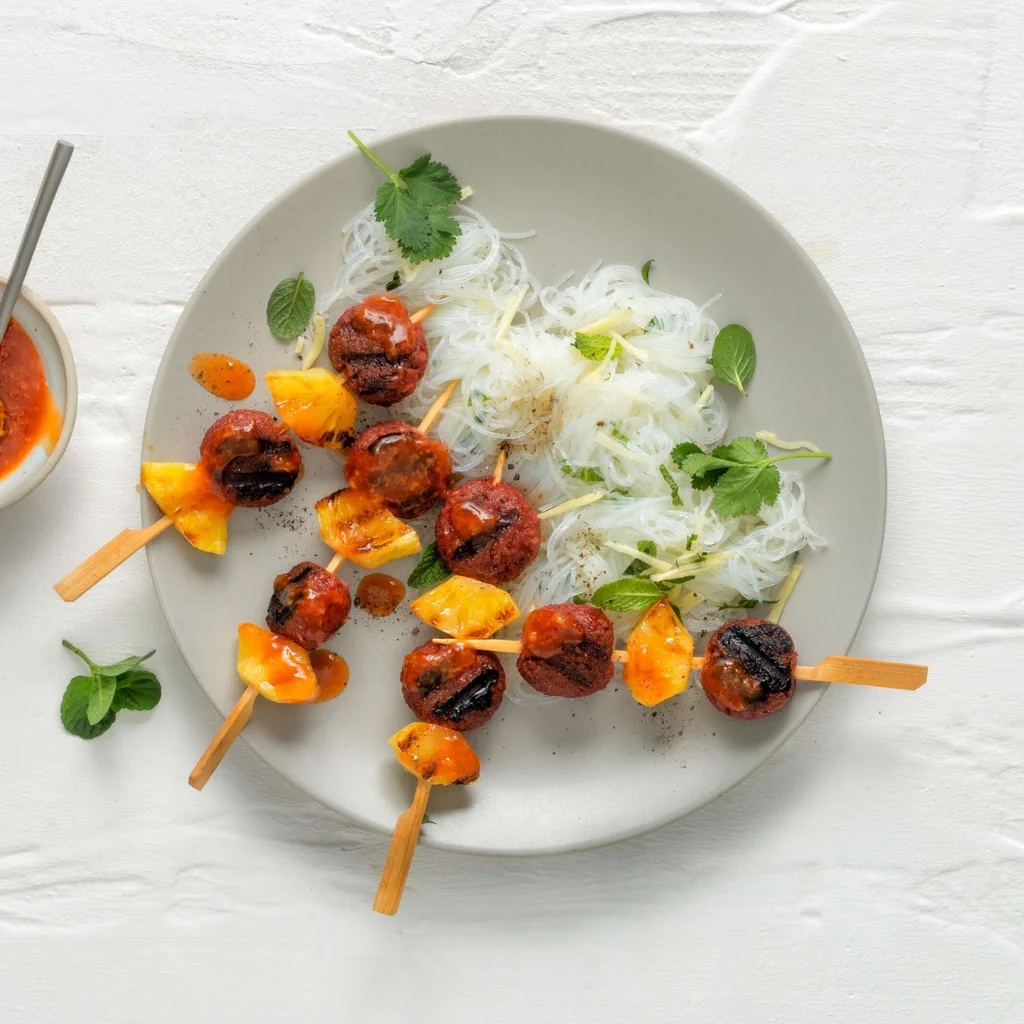 Spiedini d'ananas e di macinato vegano con insalata di vermicelli cinesi