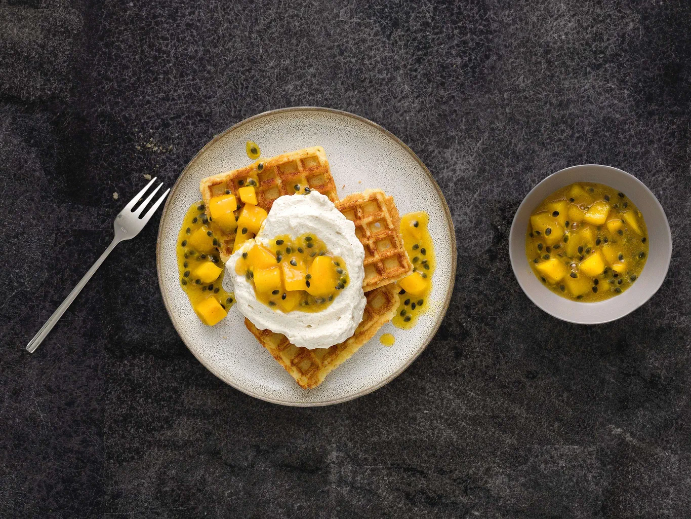 Waffle con composta di frutta esotica