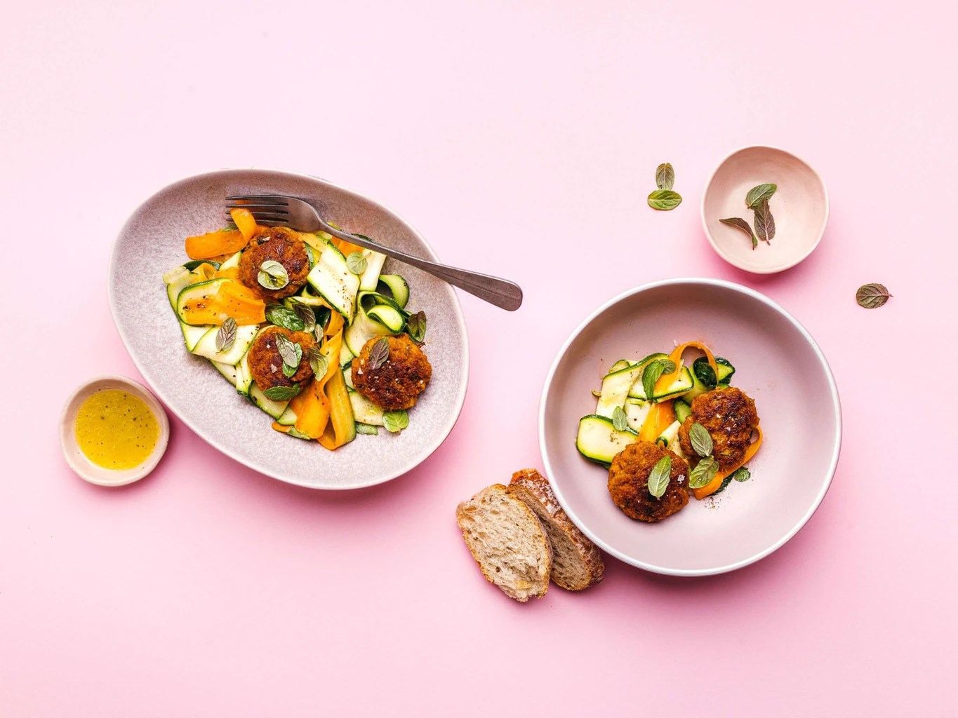Polpette di carne e verdure con insalata di zucchine